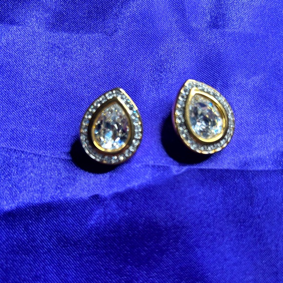 S.A.L Jewelry - S.A.L Signed VTG Set of Rhinestone and Gold Tone Metal clip earrings.